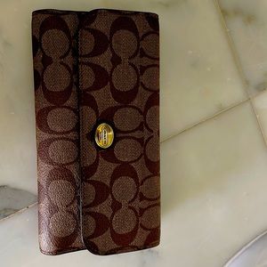 Coach leather wallet slightly used. Very good condition.